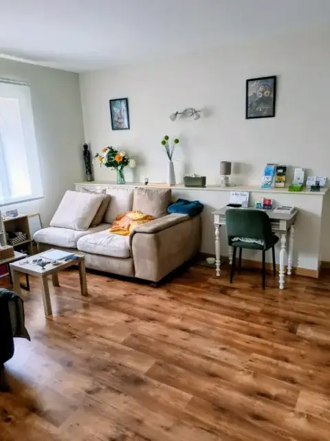 Deux canapés confortables et une jolie déco accueillante