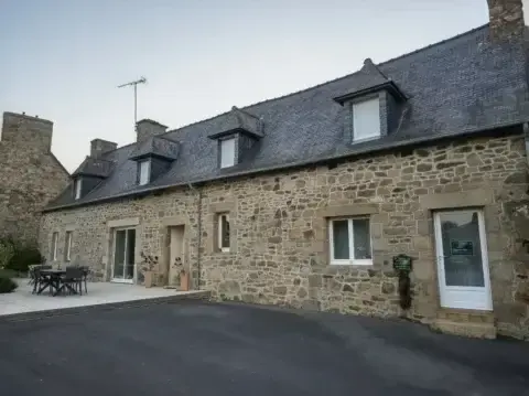 Une maison en pierre et sa terrasse en pleine nature