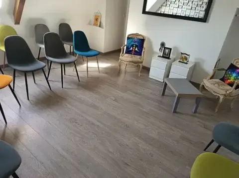 De jolies chaises installées en rond autour du fauteuil de la conférencière
